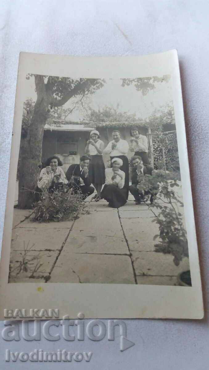 Foto Doi tineri și patru fete