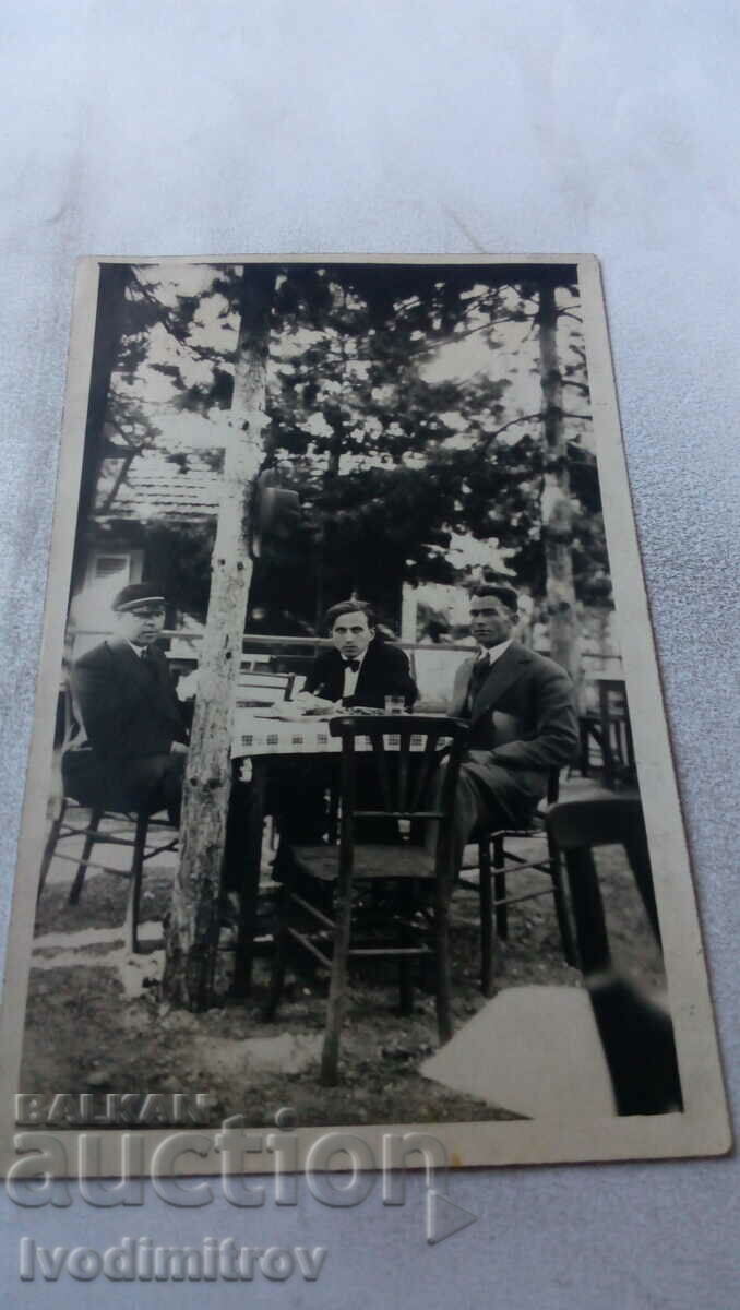 Φωτογραφία Kyustendily Τρεις νεαροί άντρες πίνοντας ένα ποτό την ημέρα του Αγίου Γεωργίου