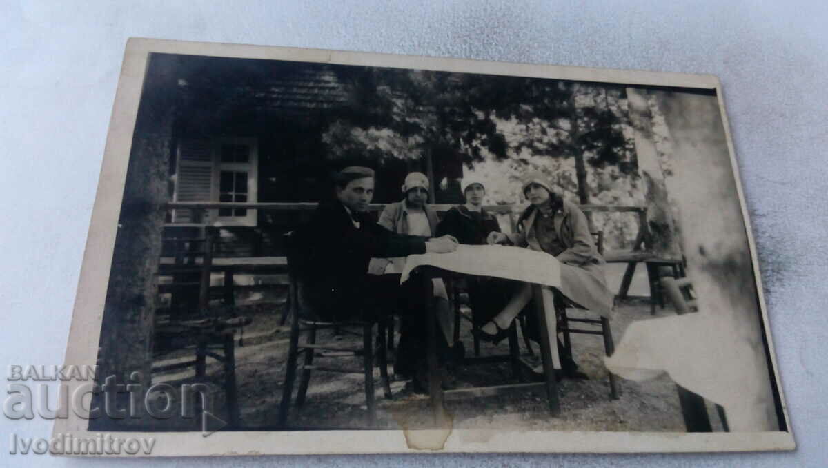 Φωτογραφία Kyustendily Ένας άντρας και τρεις νεαρές γυναίκες στο Hisarluk, 1929