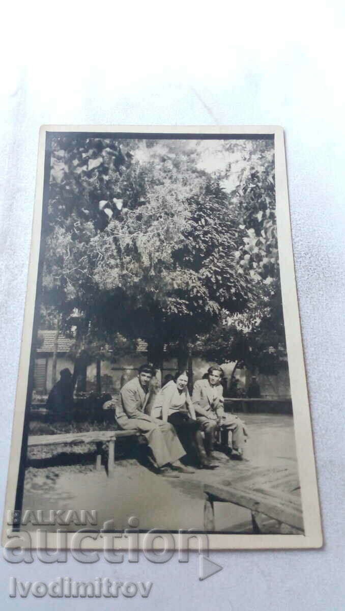 Φωτογραφία Kyustendila Δύο άνδρες και μια γυναίκα σε ένα παγκάκι στο πάρκο 1930