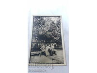 Снимка Кюстендилъ Двама мъже жи жена на пейка в парка 1930