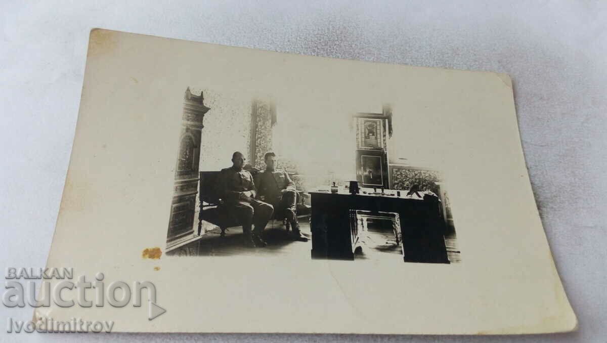 Fotografie Doi ofițeri stând pe o canapea într-un birou 1930