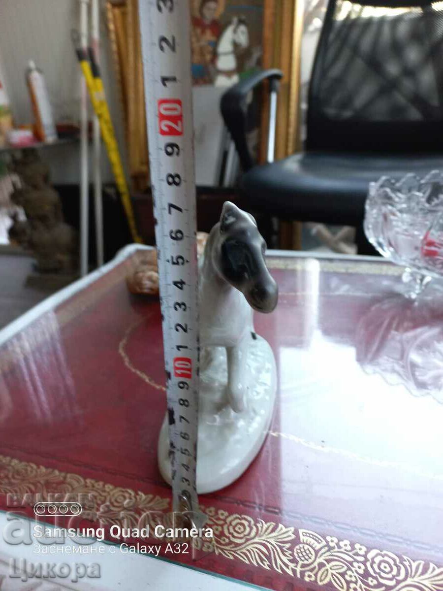 Auction PORCELAIN HORSE FIGURE STATUETTE Auction PORCELAIN HORSE FIGURE STATUETTE