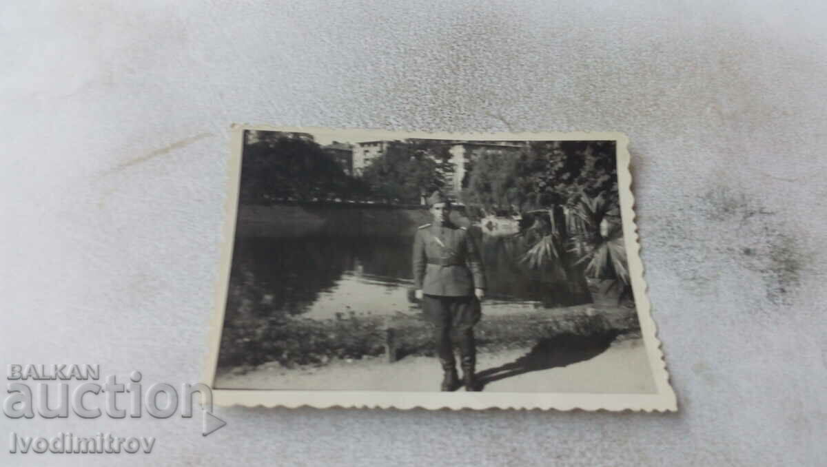 Φωτογραφία Αξιωματικός της Σόφιας μπροστά στη λίμνη στον κήπο Borisova 1943