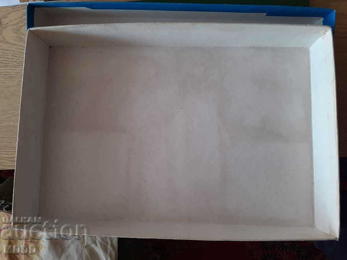 Vechi -ambalaj -pentru -o -cămașă -/modă -casă -"Lada"/ cu preț 5.00 BGN | € 2.56 Vechi -ambalaj -pentru -o -cămașă -/modă -casă -"Lada"/ cu preț 5.00 BGN | € 2.56