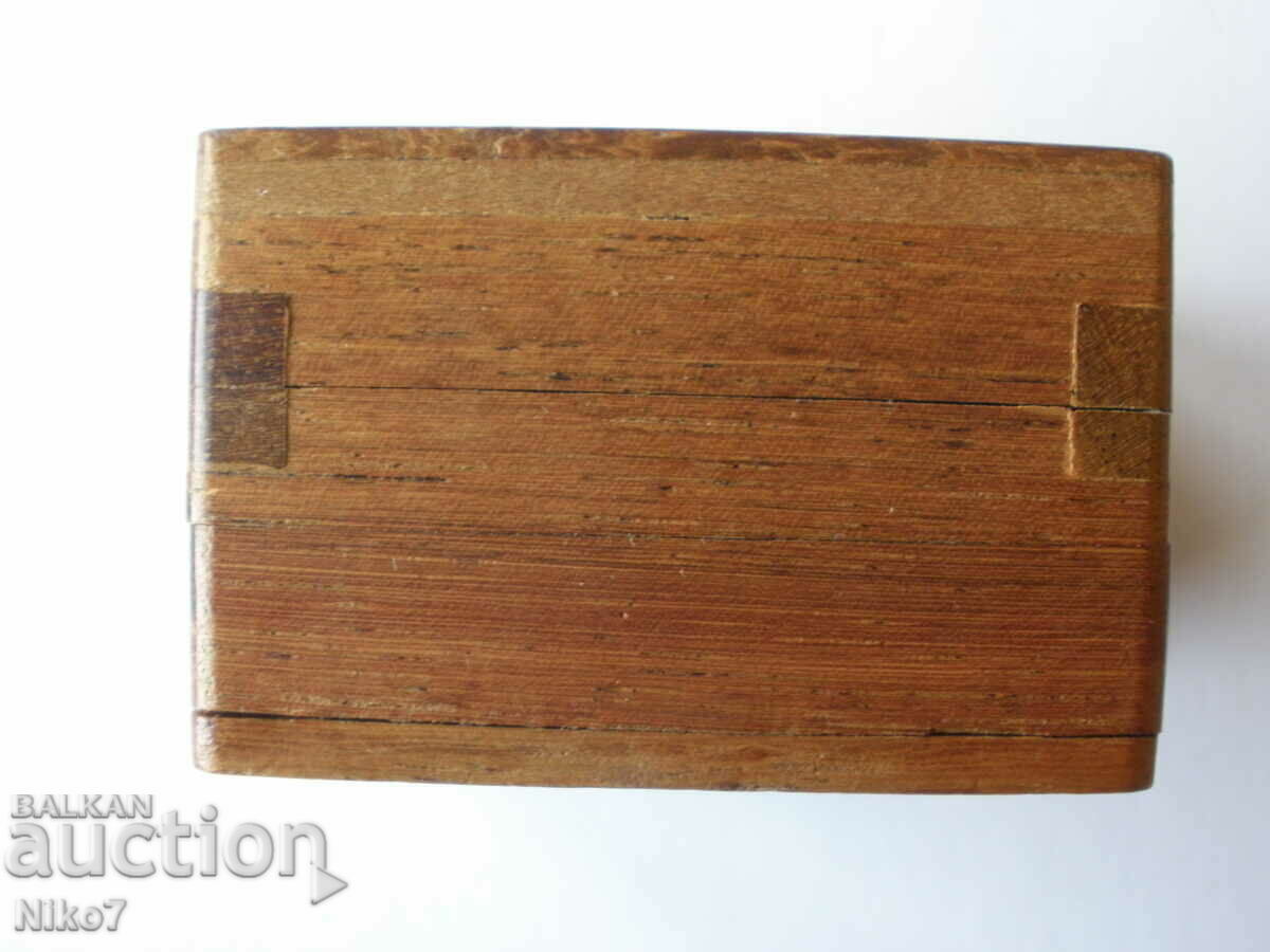 Auction Old, small, wooden, interesting jewelry box. Auction Old, small, wooden, interesting jewelry box.