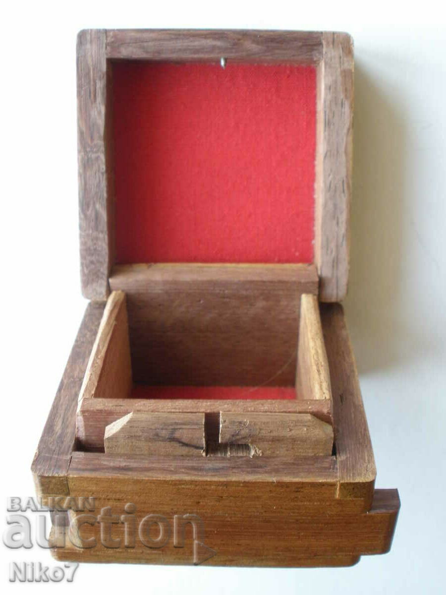 Old, small, wooden, interesting jewelry box. - 5 Old, small, wooden, interesting jewelry box. - 5