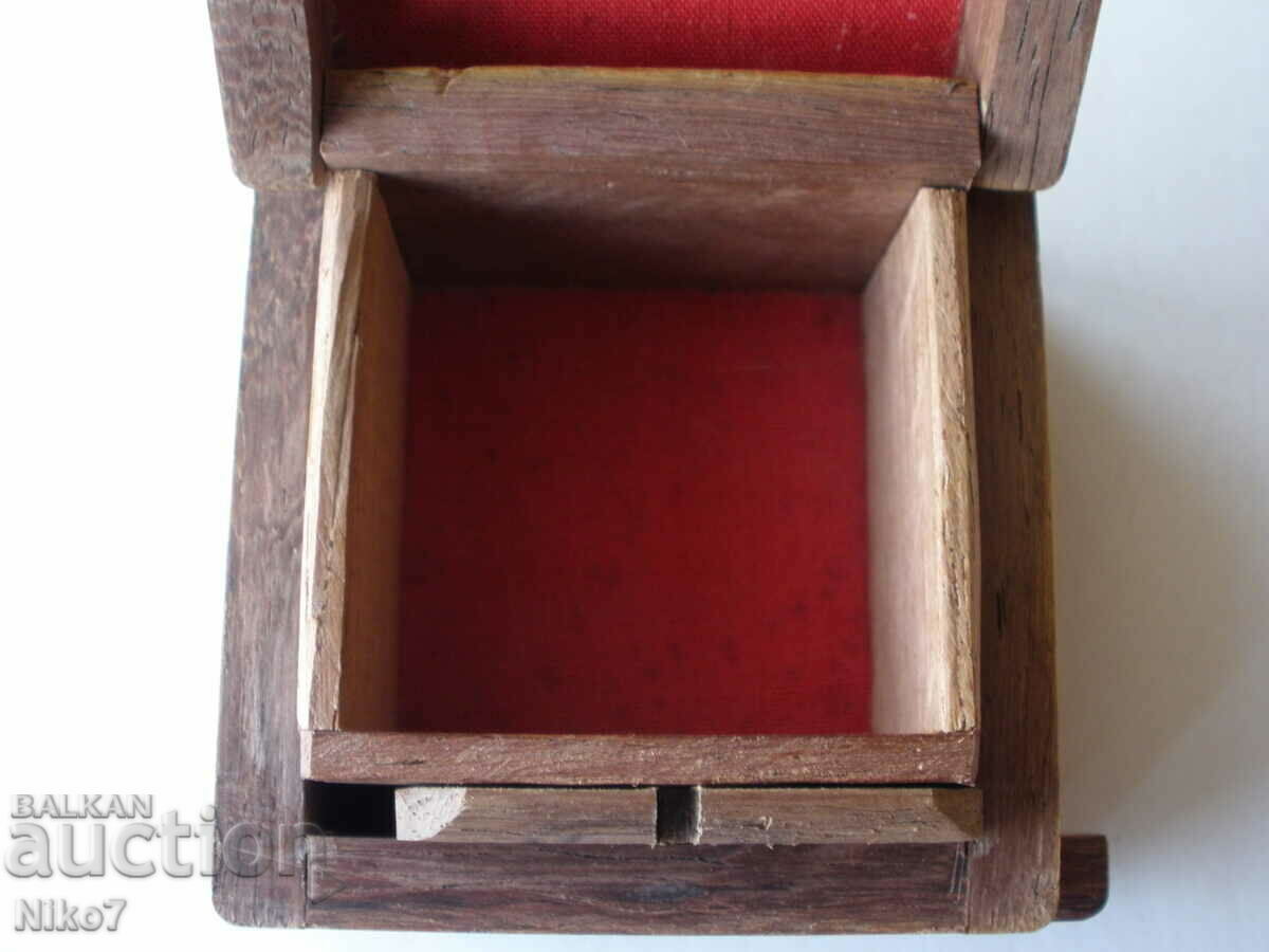 Old, small, wooden, interesting jewelry box. - 6 Old, small, wooden, interesting jewelry box. - 6