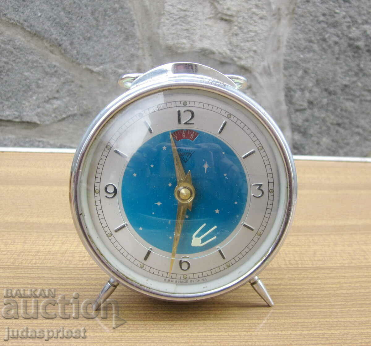 стар механичен часовник будилник на тема космос спътник