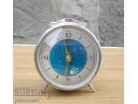 стар механичен часовник будилник на тема космос спътник