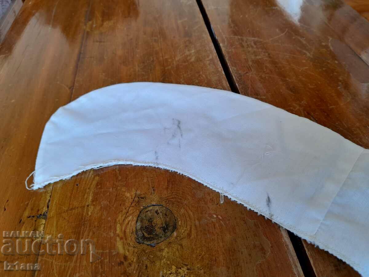 Delivery of An old white collar