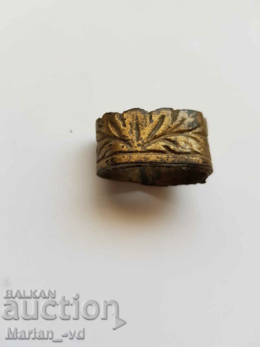 A ring from the handle of a king's cortic