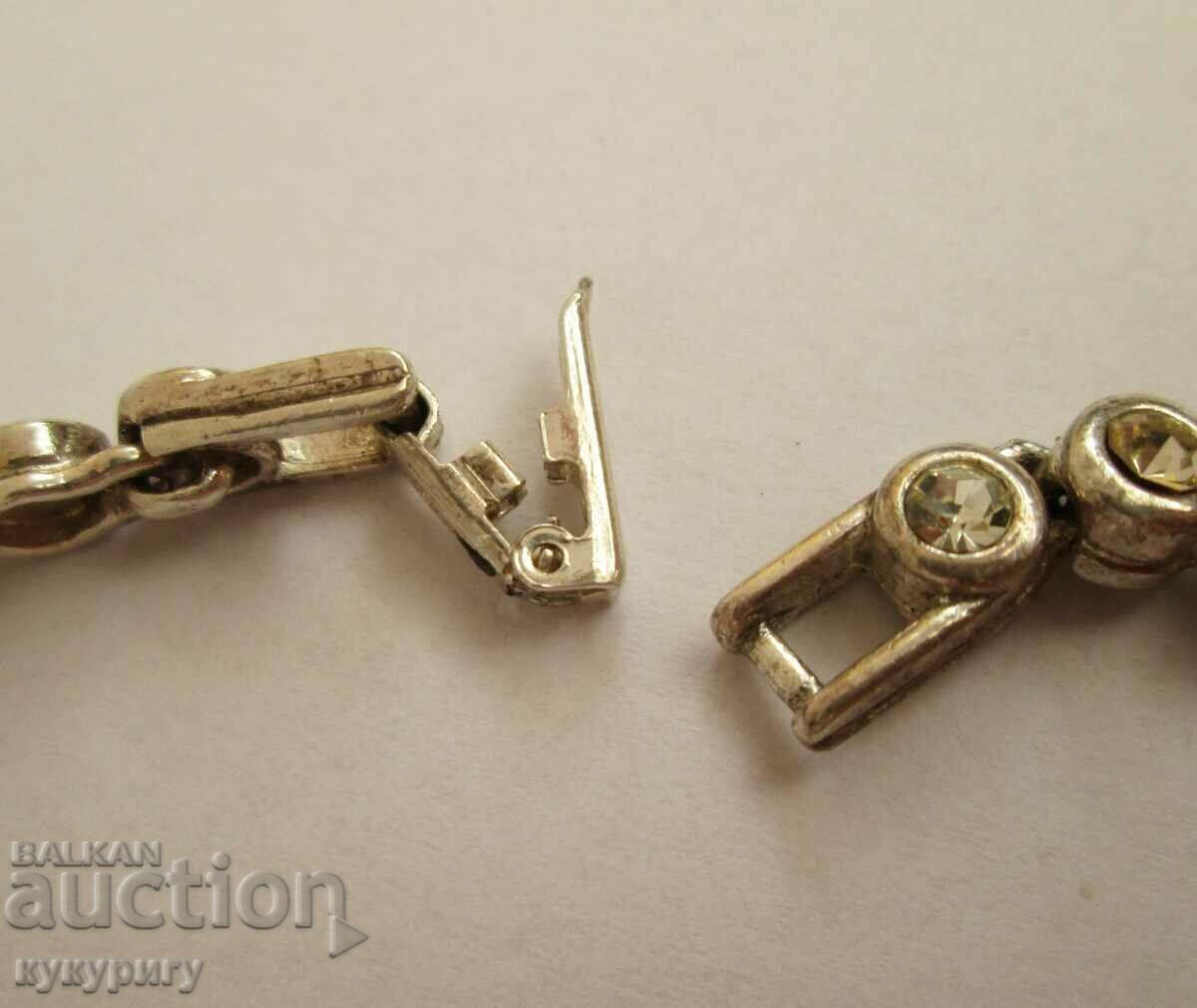 Elegant and delicate women's bracelet with stones with price 10.00 BGN | € 5.11 Elegant and delicate women's bracelet with stones with price 10.00 BGN | € 5.11