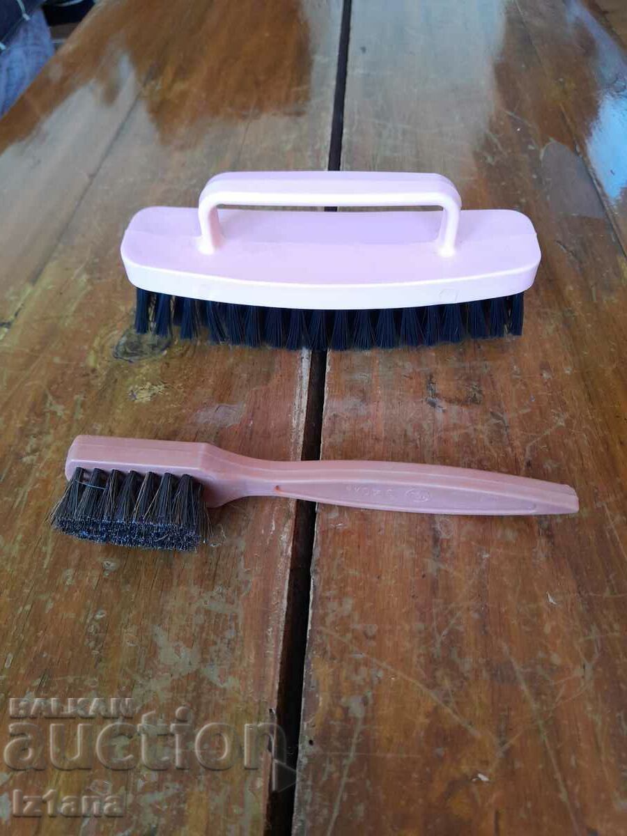 Perie veche, perii de pantofi cu preț 15.00 BGN | € 7.67 Perie veche, perii de pantofi cu preț 15.00 BGN | € 7.67