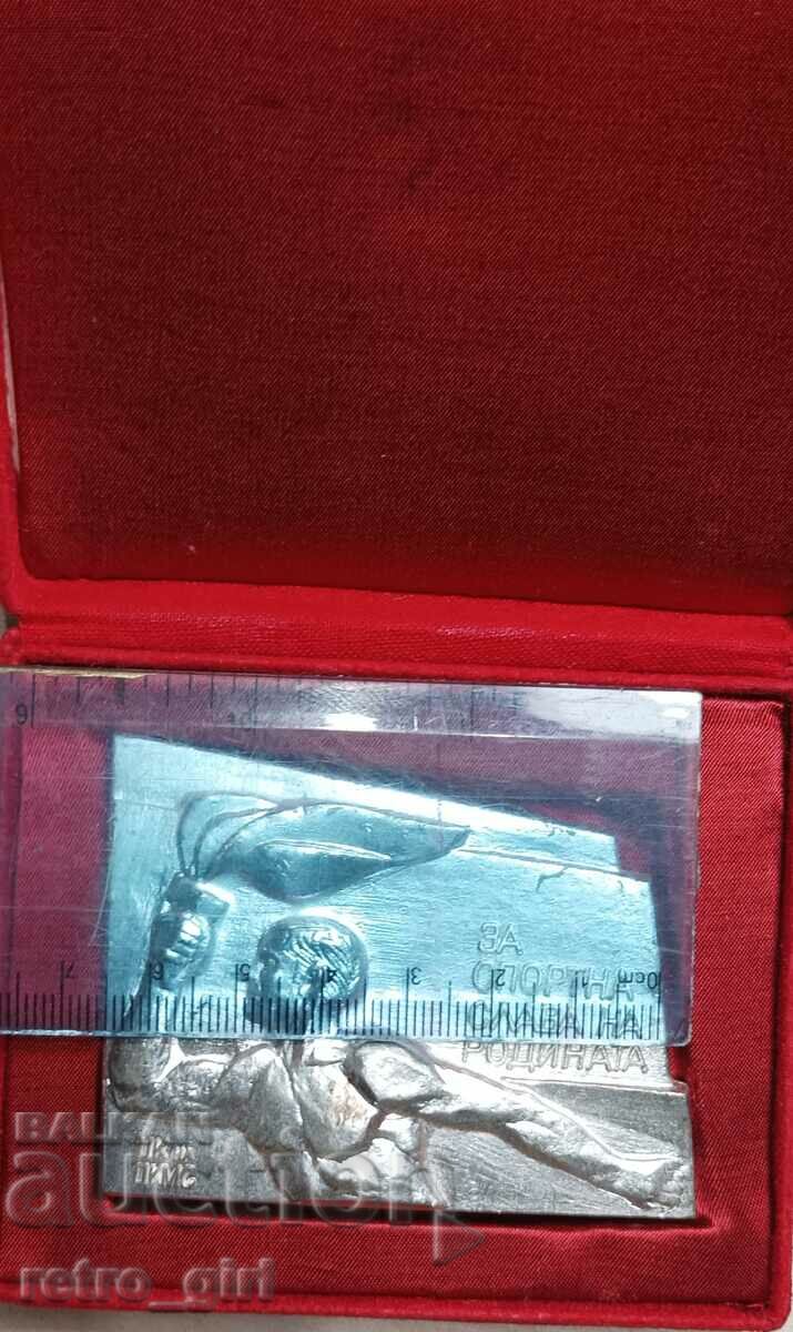 Delivery of Old socialist rare plaque with box. Delivery of Old socialist rare plaque with box.