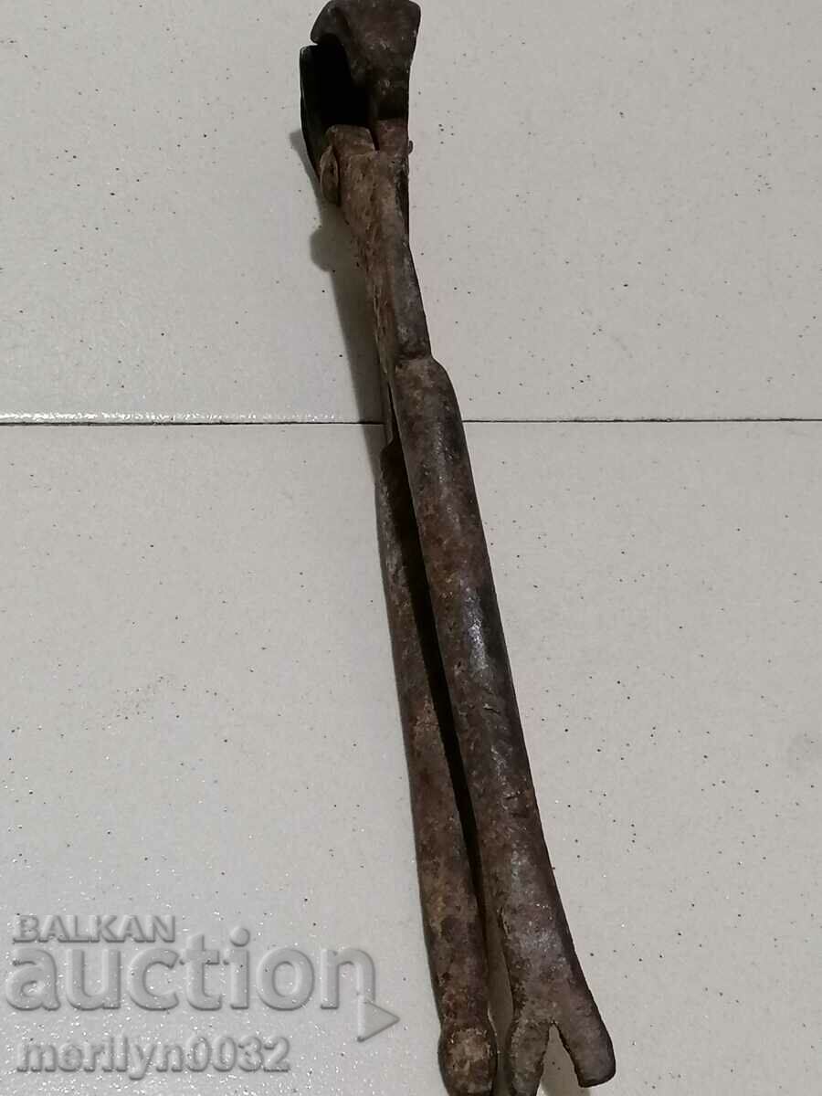 Delivery of Old forging pliers, wrought iron, wrought iron