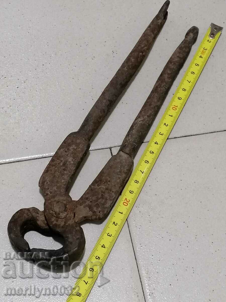 Clești vechi de fierar, șindrilă, fier forjat
