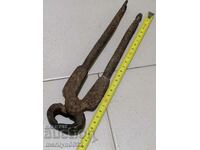 Clești vechi de fierar, șindrilă, fier forjat