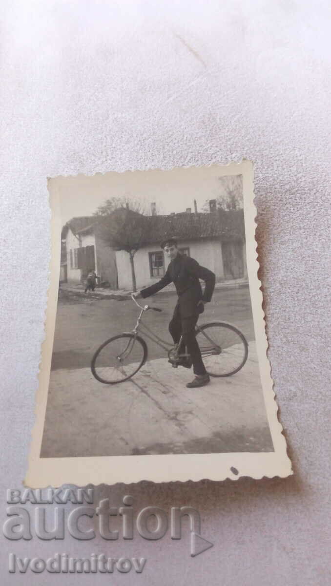 Снимка Ученик с ретро велосипед на улицата