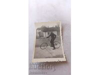 Снимка Ученик с ретро велосипед на улицата