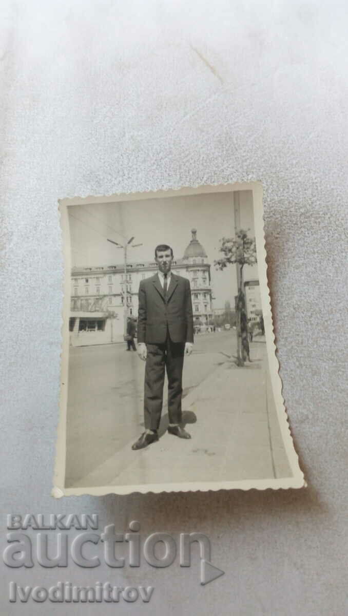 Φωτογραφία Σοφία Ένας νεαρός άνδρας με κοστούμι στην οδό Rakovska