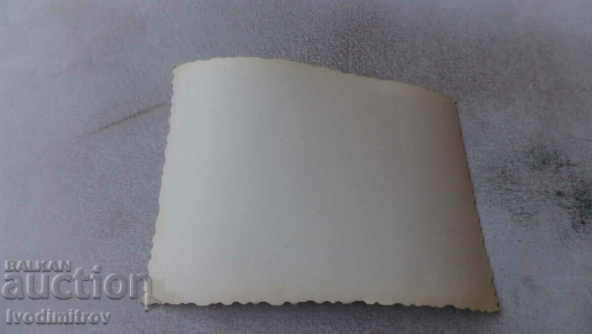 Fotografie O fată tânără jonglează cu o pușcă cu preț € 0.69 | 1.35 BGN Fotografie O fată tânără jonglează cu o pușcă cu preț € 0.69 | 1.35 BGN