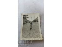 Fotografie O fată tânără jonglează cu o pușcă