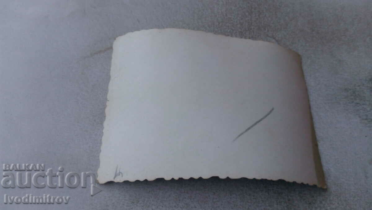 Φωτογραφία Ένας στρατιώτης ξαπλωμένος στο γρασίδι με τιμή 1.35 BGN | € 0.69