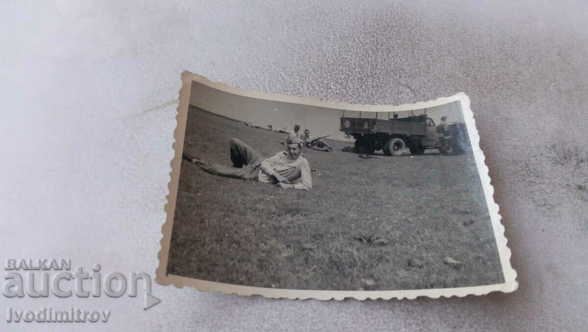 Photo A soldier lying on the grass