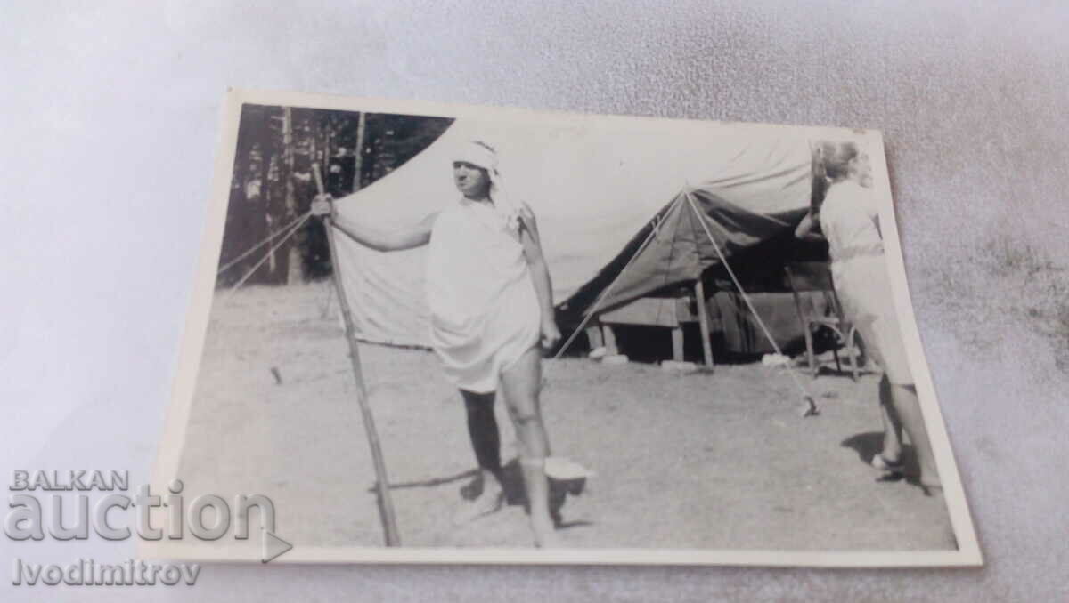 Photo A man wearing a sheet in front of a large tent