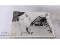 Fotografie Un bărbat care poartă un cearșaf în fața unui cort mare