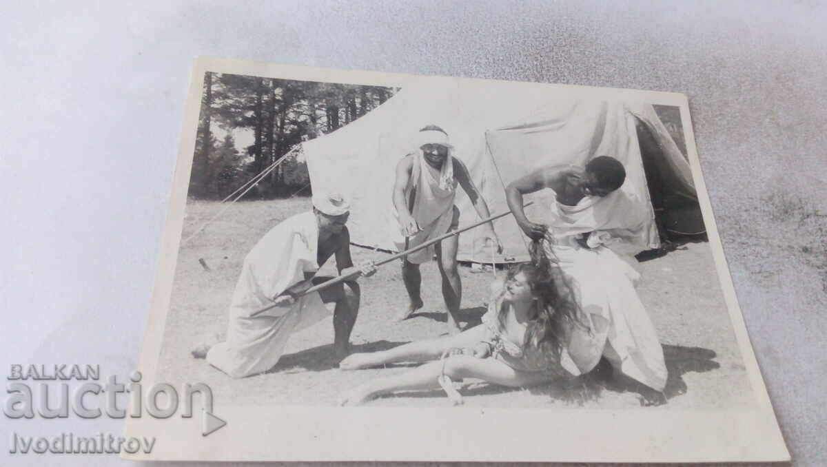Photo Two Negro men wearing sheets and a young girl