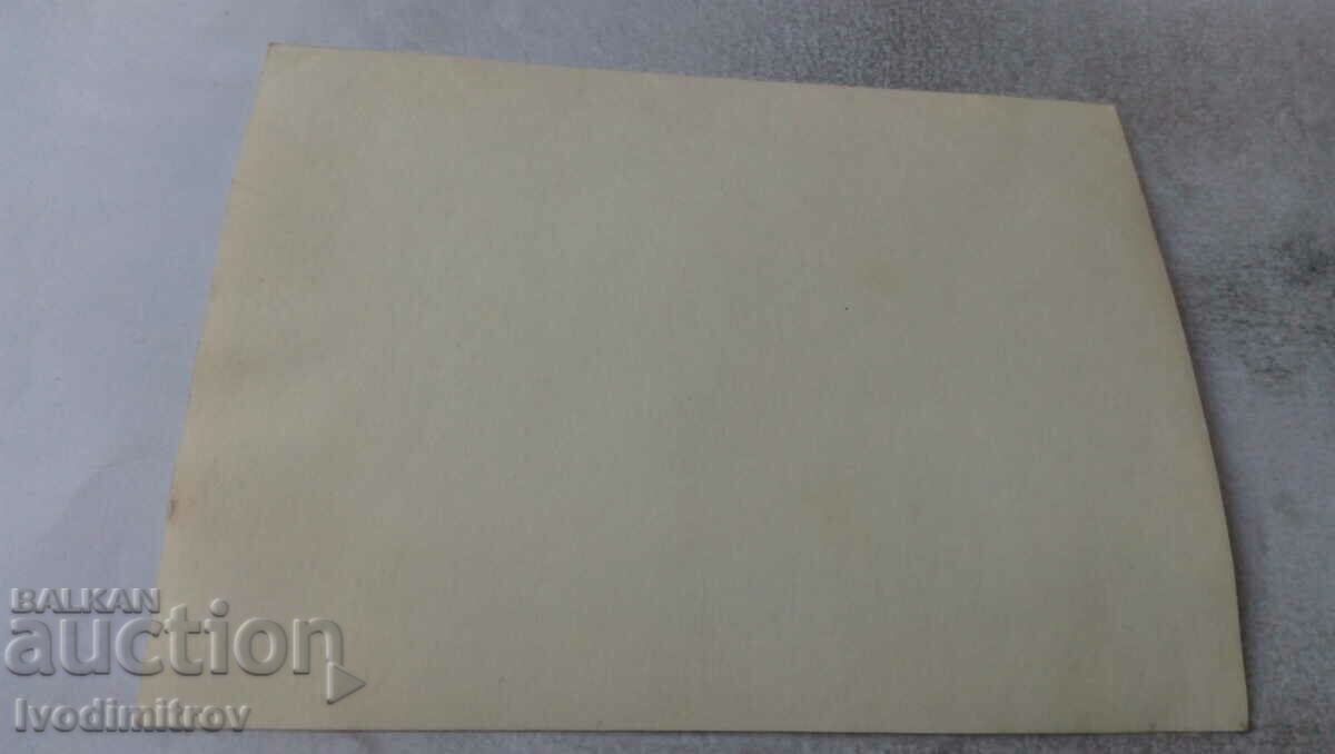 Εικόνα Ένας άντρας και ένας νέγρος ντυμένοι με σεντόνια και μια νεαρή κοπέλα δεμένη με τιμή 1.45 BGN | € 0.74 Εικόνα Ένας άντρας και ένας νέγρος ντυμένοι με σεντόνια και μια νεαρή κοπέλα δεμένη με τιμή 1.45 BGN | € 0.74