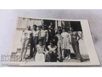 Photo Young men and young women in front of a large bungalow