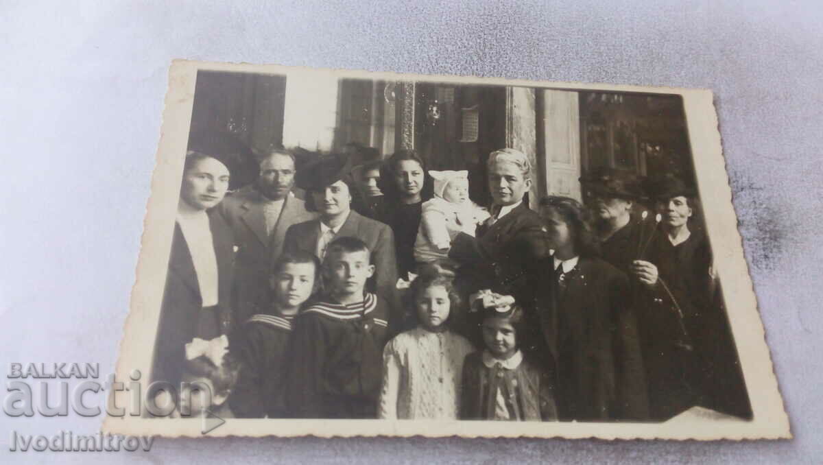 Снимка Бургасъ Мъже жени и деца на улицата 1943