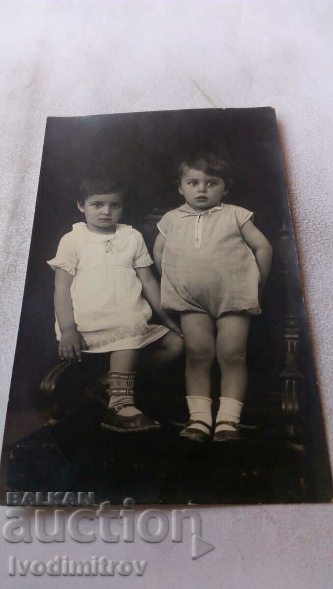 Снимка Ямболъ Малко момченце и малко момиченце на стол 1933