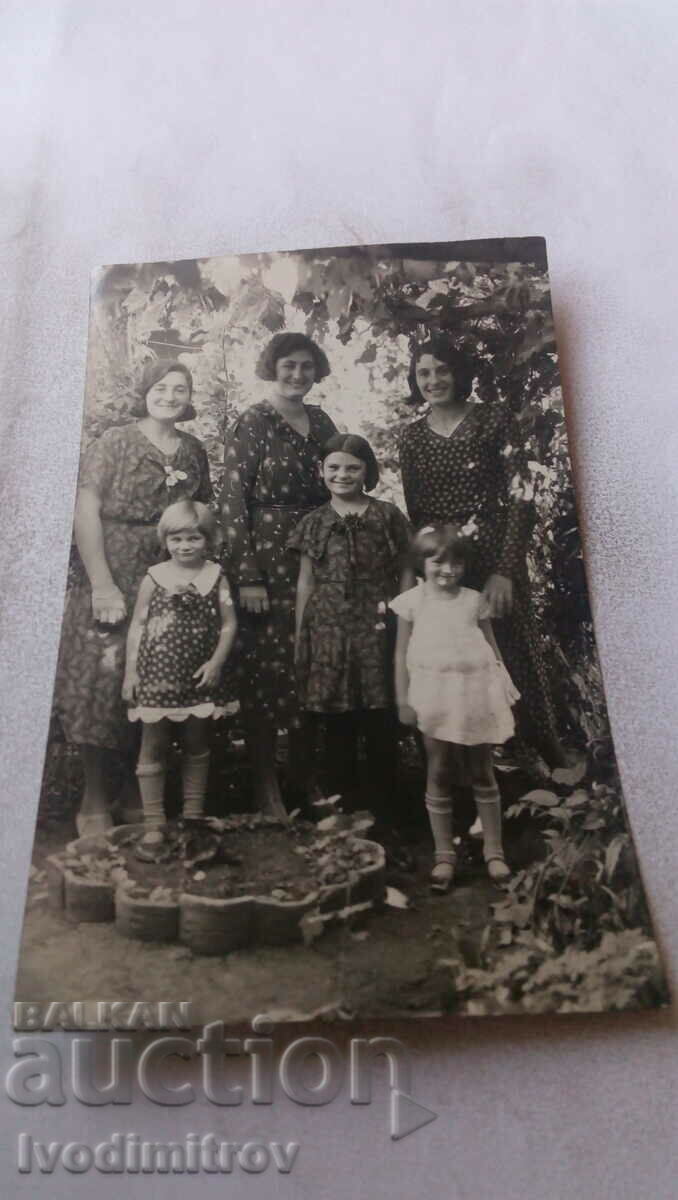 Fotografie Suhindol Trei femei și trei fete în grădină 1931