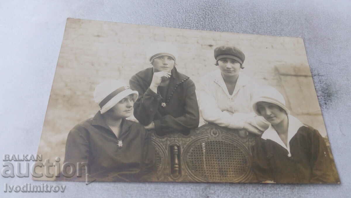 Φωτογραφία Sliven Τέσσερις μαθητές της 7ης τάξης σε ένα παγκάκι 1925