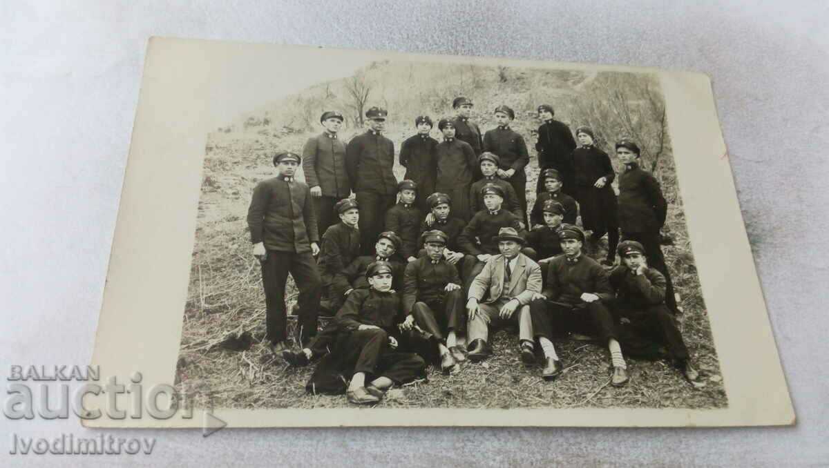 Снимка Калтинецъ Ученици от VII клас със своя учител 1930