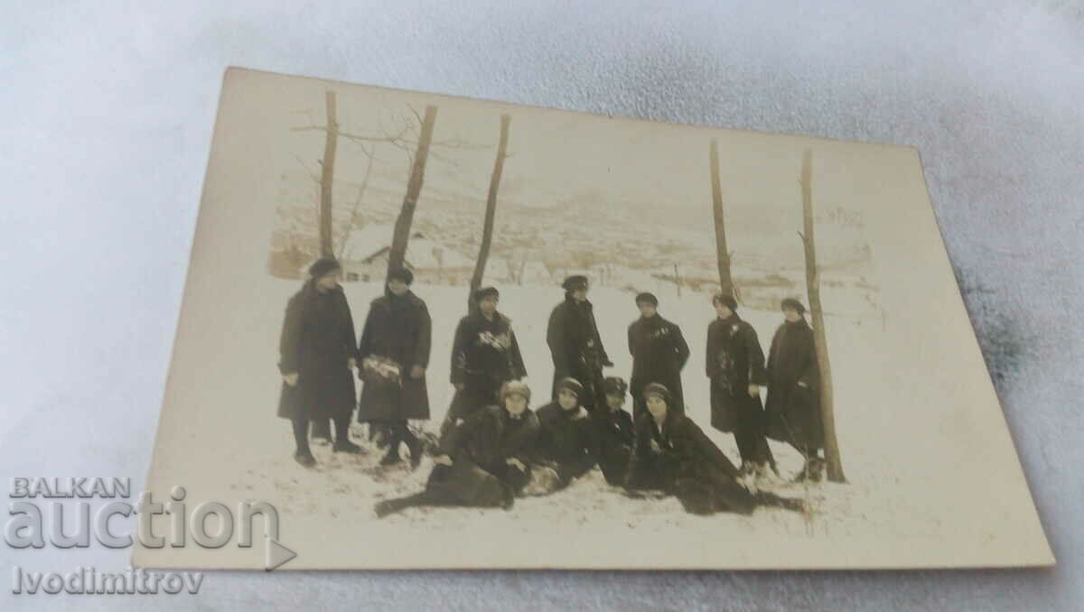 Снимка Калтинецъ Ученички от VI клас над селото през зимата