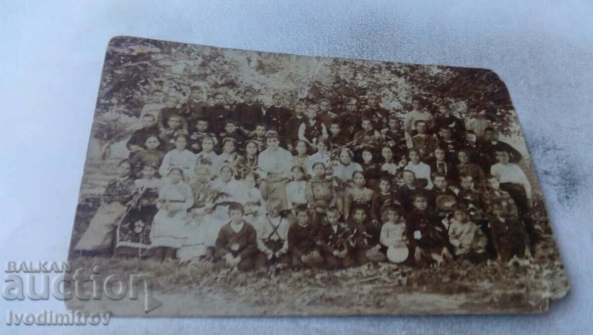 Снимка Бургасъ Ученици със своята учителка 1920