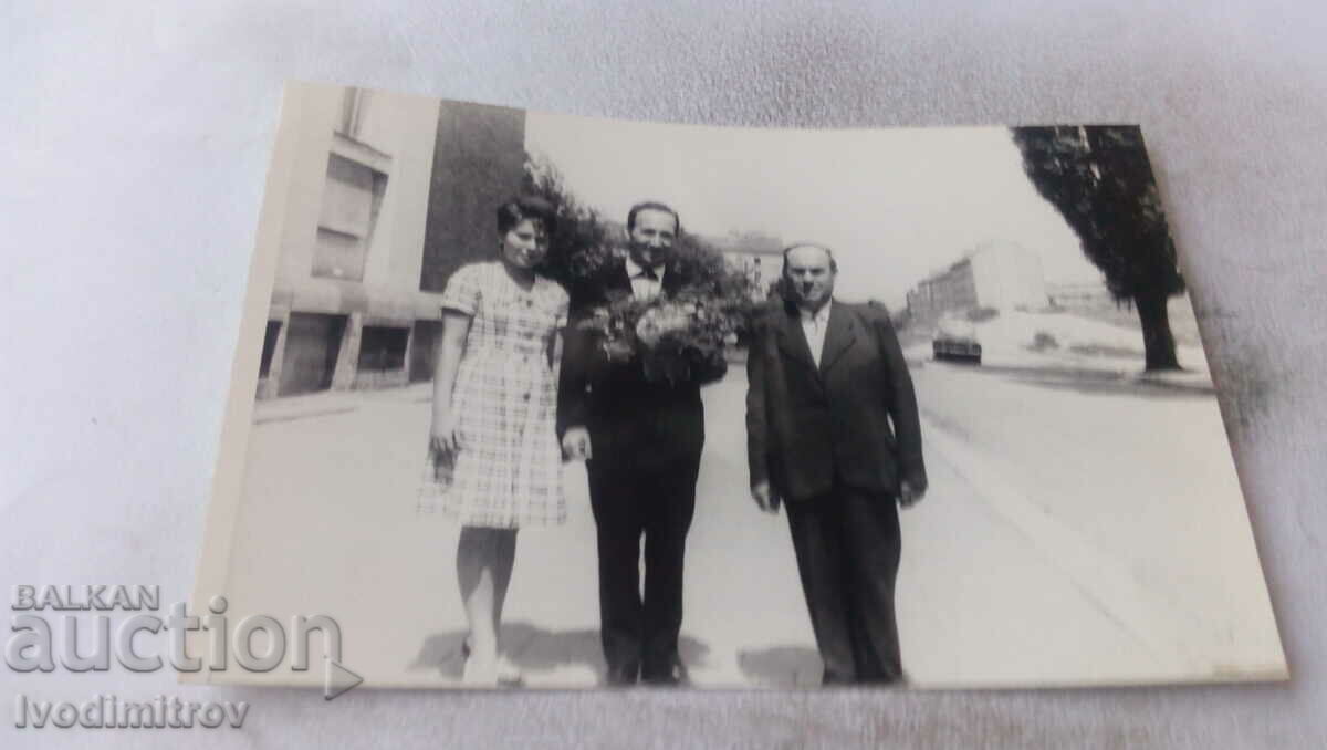 Photo Woman and two men on the sidewalk