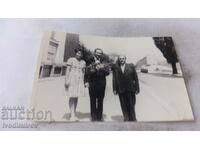 Photo Woman and two men on the sidewalk