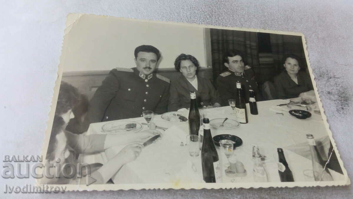 Αξιωματικοί φωτογραφιών και γυναίκες που πίνουν ένα ποτό