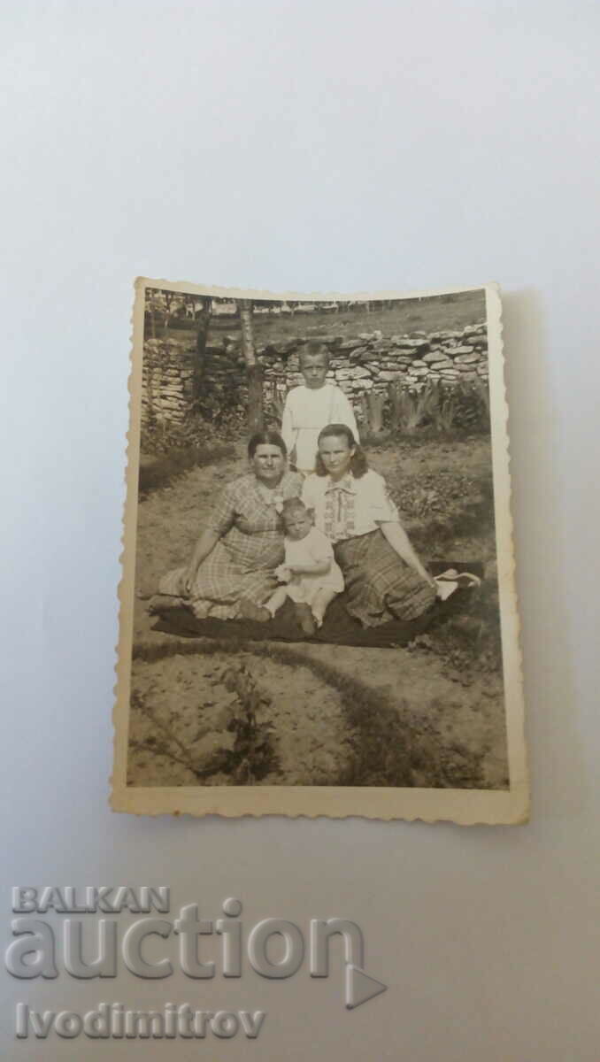 Φωτογραφία Tolbukhin Δύο γυναίκες, ένα αγόρι και ένα κορίτσι