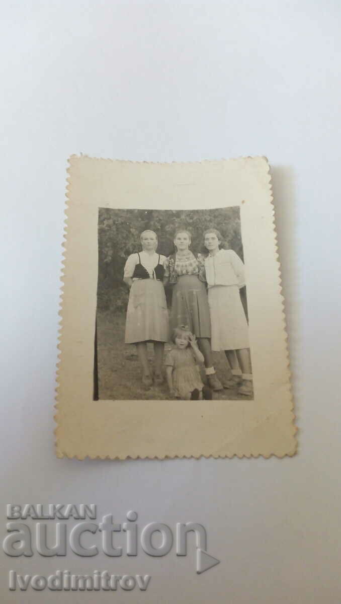 Foto Trei femei și o fetiță