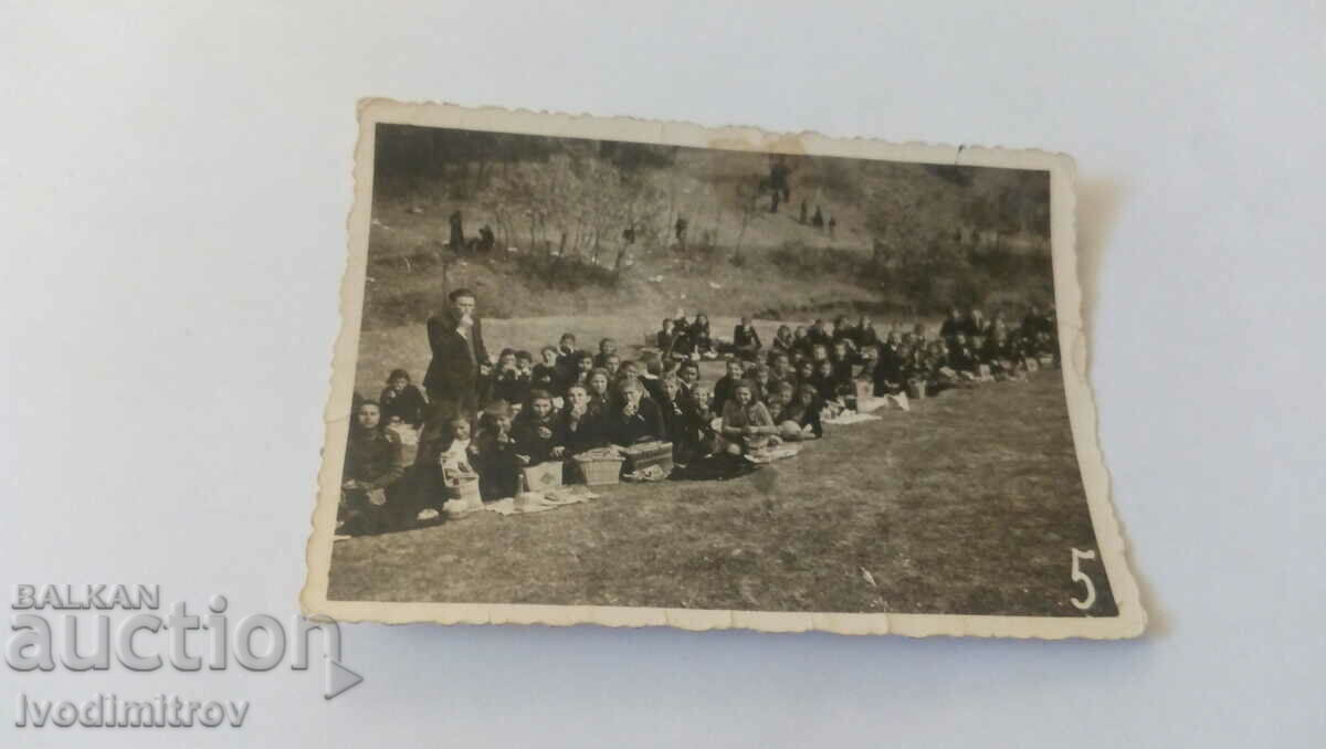 Снимка Младежи и девойки на пикник на поляната