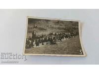 Photo Young men and women on a picnic in the meadow