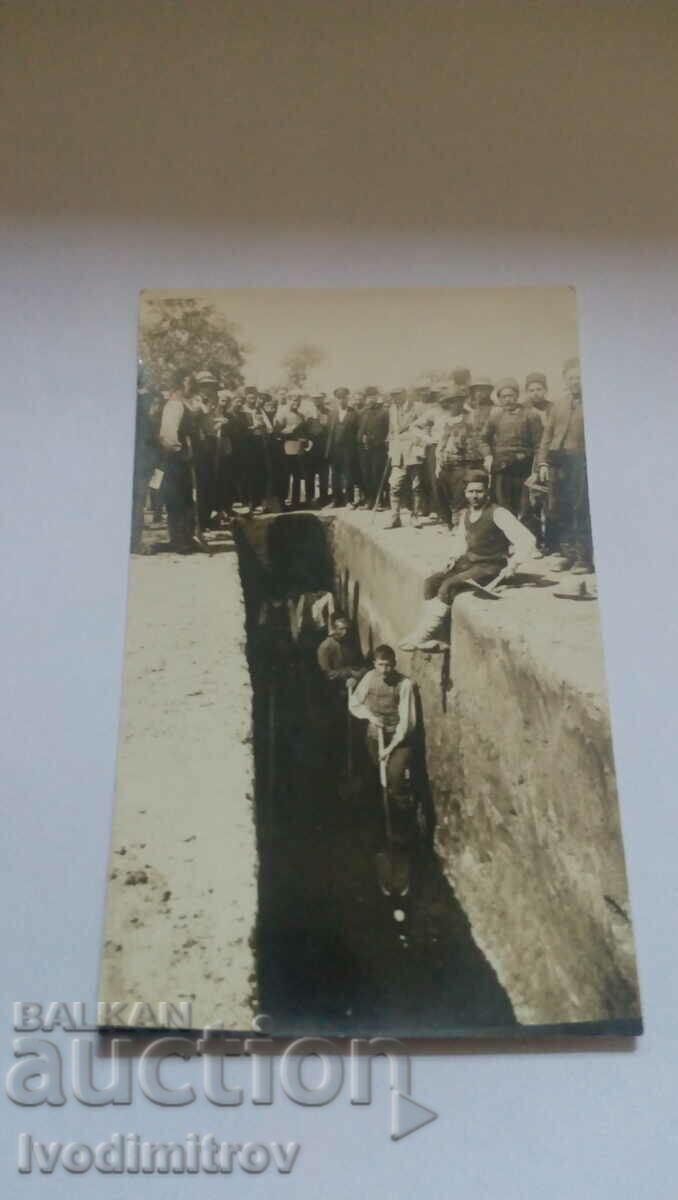 Снимка Мъже копаещи дълбок изкоп