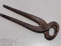 Clești vechi de fierar, șindrilă, fier forjat